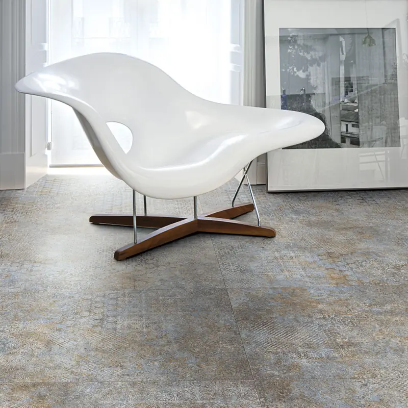 Ambiente con pavimento in ceramica decorata e pareti neutre: esempio di abbinamento