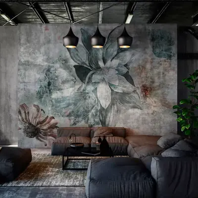Soggiorno con carta da parati decorativa a motivo floreale scuro