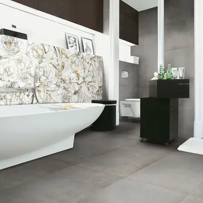 Bagno moderno con rivestimento in ceramica decorata 60x120 e vasca freestanding