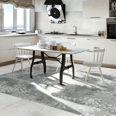 Cucina con pavimento e rivestimento in ceramica a decoro floreale grigio