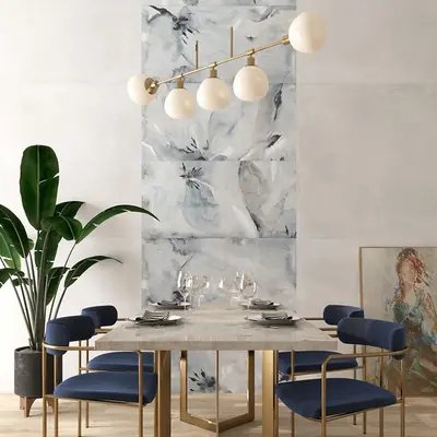 Sala da pranzo con parete rivestita in ceramica a grandi fiori