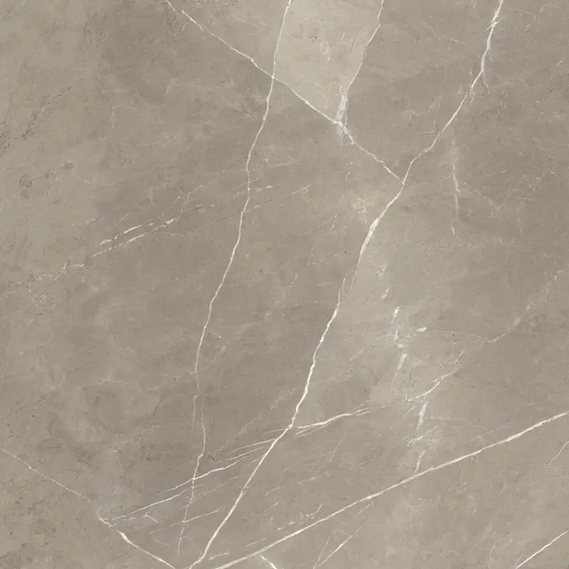 Grande lastra in ceramica effetto marmo taupe con venature chiare