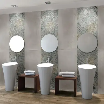 Parete del bagno con fasce in ceramica decorata dietro i lavabi