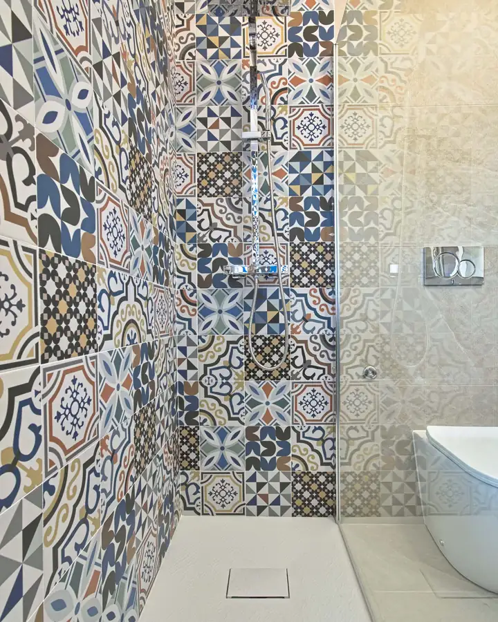 Doccia rivestita in ceramica effetto maiolica con decori blu e beige